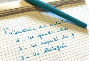 Cahier ouvert avec un plan de présentation pour un entretien d'école de commerce