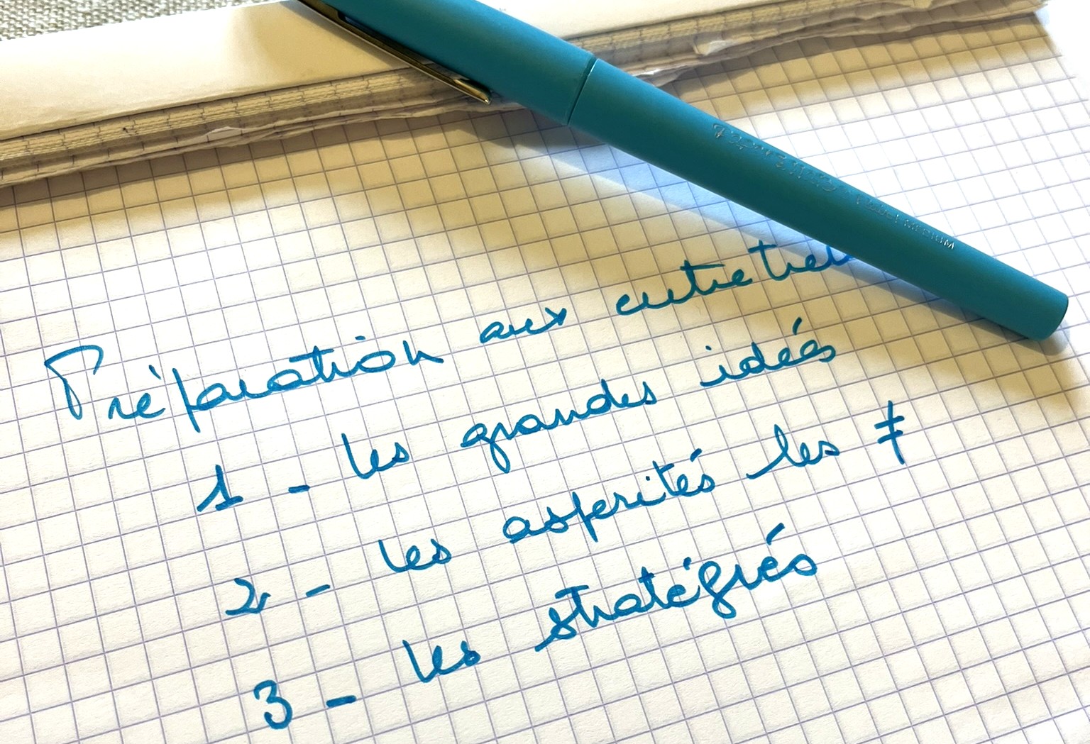 Cahier ouvert avec un plan de présentation pour un entretien d'école de commerce