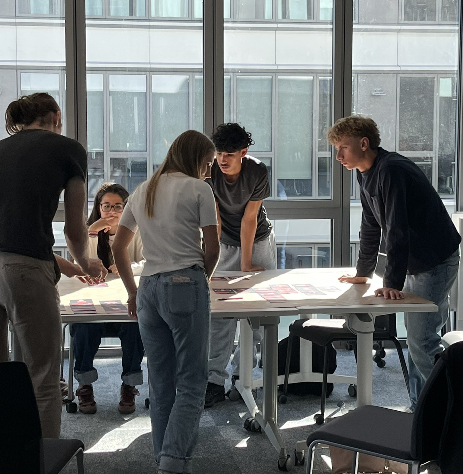Jeunes en échange avec verriere en fond d'image