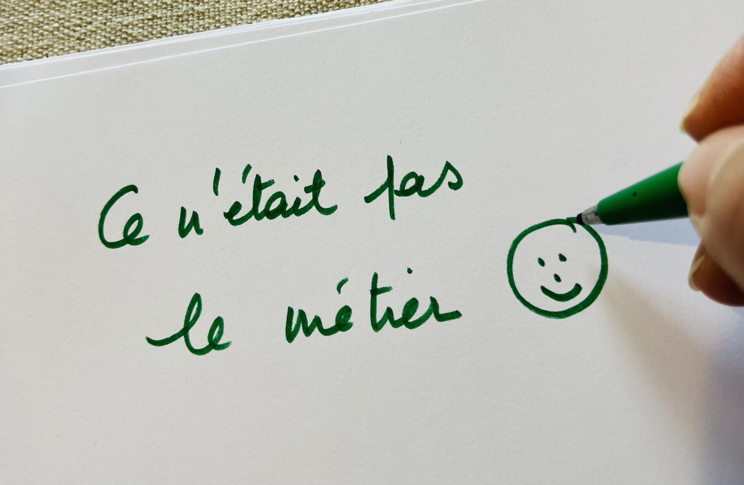 Main écrivant « Burn-out, changer de métier ? » au feutre vert