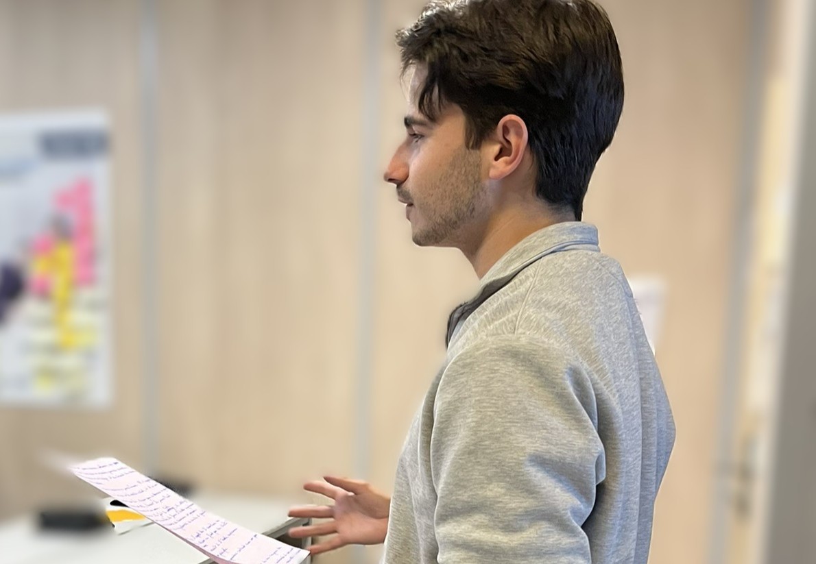 Homme en présentation sur fond clair avec un document en main
