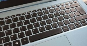 Clavier d'un ordinateur portable turquoise vu de côté