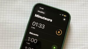 Un jeune s'exprime à l'oral devant un groupe, ses notes à la main