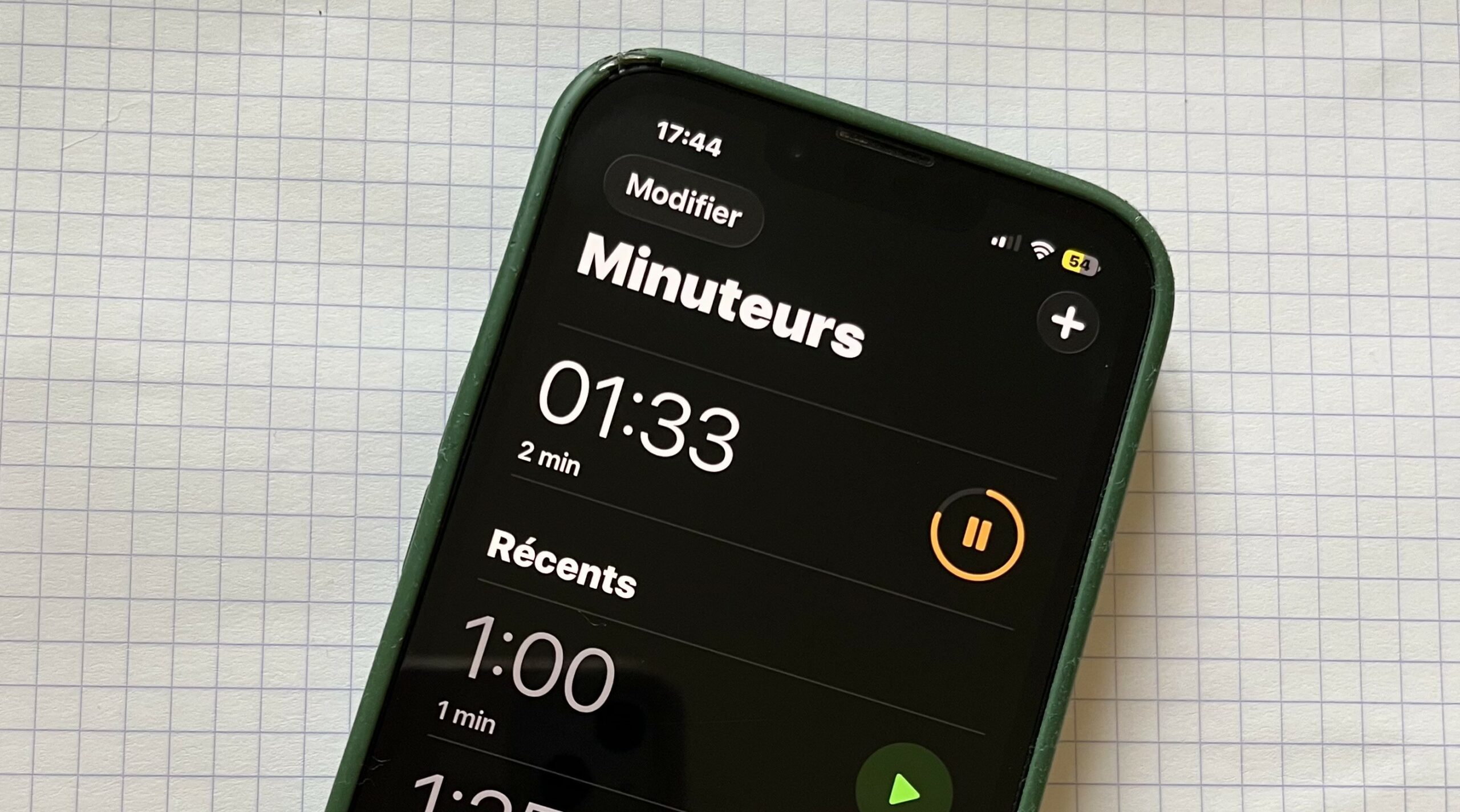Un jeune s'exprime à l'oral devant un groupe, ses notes à la main